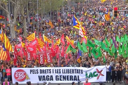 Manifestação em Barcelona juntou mais de meio milhão de pessoas, Na frente do desfile, uma faixa "Pelos direitos e pelas liberdades" das centrais sindicais que convocaram a greve geral