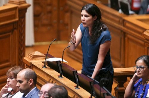 Mariana Mortágua: “Não podemos admitir que se equacione repor pensões vitalícias a deputados ao mesmo tempo que nem se duvida em cortar pensões e rendimentos aos trabalhadores". Foto de Miguel A. Lopes - Lusa