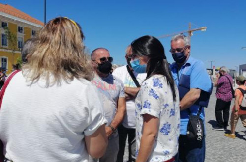 Mariana Mortágua com trabalhadores vigilantes junto ao Ministério das Finanças - Foto esquerda.net