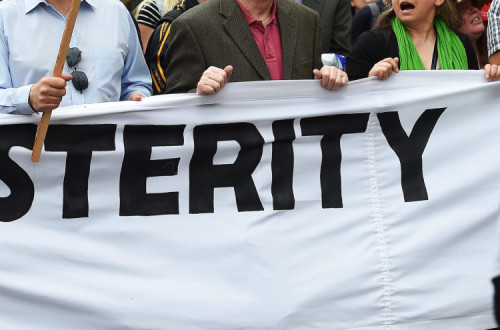 Martin McGuiness em marcha anti-austeridade na Irlanda do Norte, por Andy Rain - EPA/Lusa