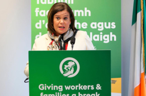 O Sinn Féin, liderado por Mary Lou McDonald, conseguiu apresentar-se como a alternativa progressista aos dois partidos tradicionais e defende a unificação da República da Irlanda com a Irlanda do Norte, propondo um referendo no prazo de cinco anos