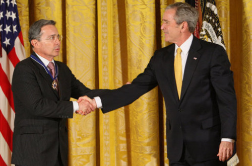 Álvaro Uribe recebeu a Medalha da Liberdade dos EUA em 2009, concedida pelo então presidente George W. Bush – Foto de Chris Greenberg, domínio público, disponível em wikipedia