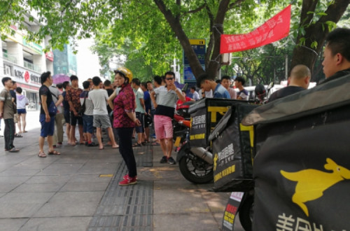 Protesto de trabalhadores de empresa de transporte de comida rápida, Chongqing – Foto de China Labour Bulletin