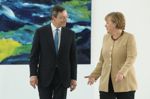 Na zona euro, este aparente paradoxo da política monetária é a expressão de problemas mais profundos - Foto Mario Draghi e Angela Merkel