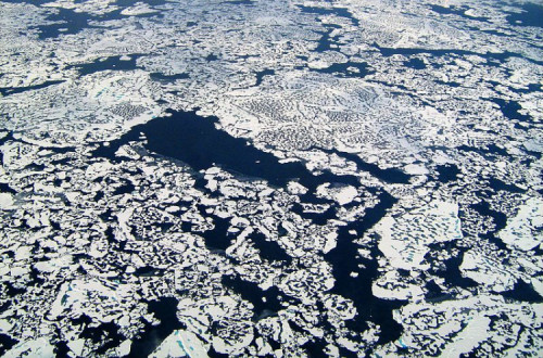 Imagens da Observatório Terrestre da NASA mostram rachas no gelo. As análises posteriores deteteram fuga de metano no Ártico. 2011. Wikimedia Commons.