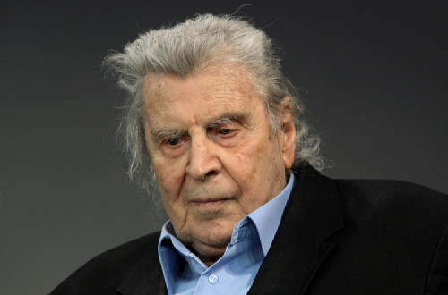 Mikis Theodorakis: "nunca consegui convencer-me a gostar do holandês de óculos". 