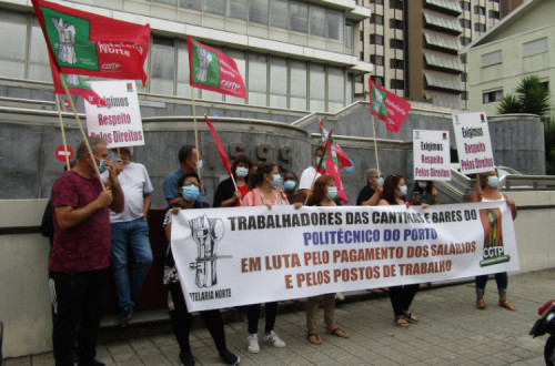Trabalhadores dos bares e cantinas do Politécnico do Porto em protesto frente à Segurança Social. Foto da CGTP.
