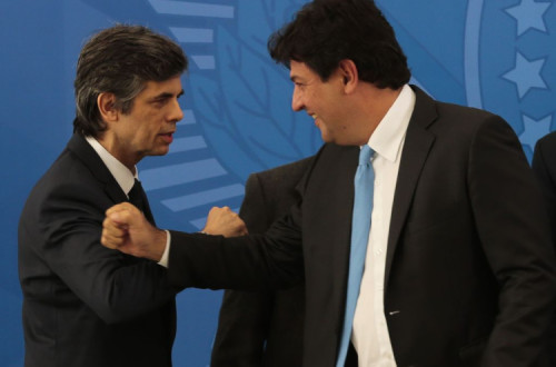 Teich (à esquerda) entra, Mandetta sai. Foto de Marcelo Casal Jr. - Agência Brasil