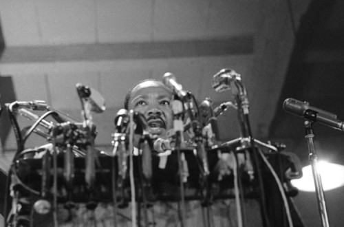 Martin Luther King discursa para pedir o fim da guerra do Vietname no dia 1 de setembro de 1967, em Chicago