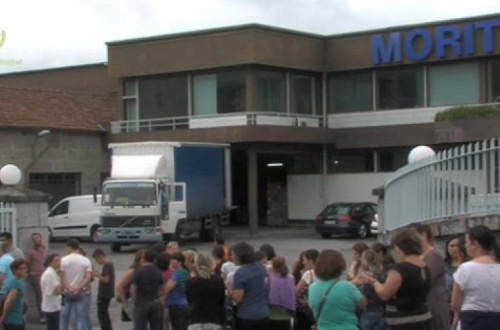 Trabalhadores revezam-se dia e noite para impedir a retirada de máquinas e mercadorias. De um vídeo do Guimarães Digital