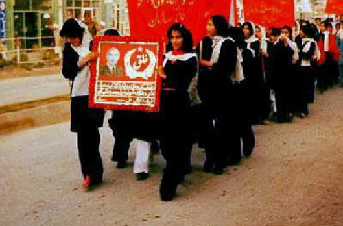 Manifestação em apoio do PDPA, foto tirada por  Nur Muhammad Taraki, primeiro presidente do Afeganistão depois da Revolução Saur, disponível em https://amte.wordpress.com