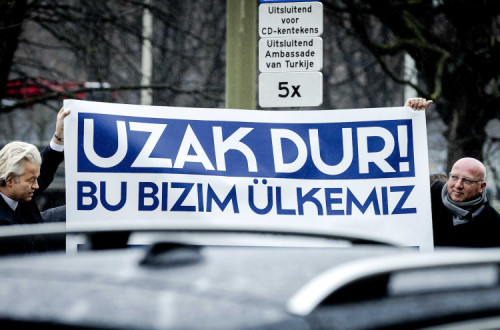 "Não entrem! Este é o nosso país!", um cartaz de Geert Wilders exposto em frente à embaixada da Turquia na Holanda, por Robin van Lonkhuijsen, EPA/Lusa