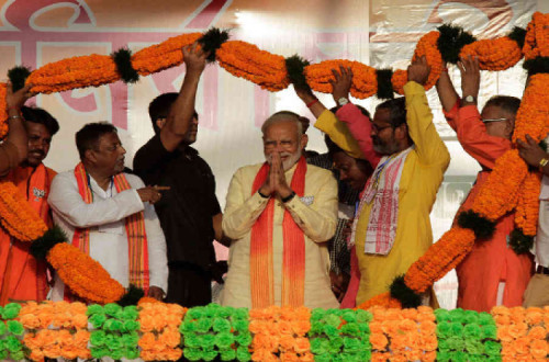 Narendra Modi é primeiro-ministro da Índia e líder do partido Janata (BJP), um partido de extrema-direita que pretende tornar o país num estado hindu, é hostil às minorias religiosas, sendo também bastante conservador e intolerante em matéria de costumes