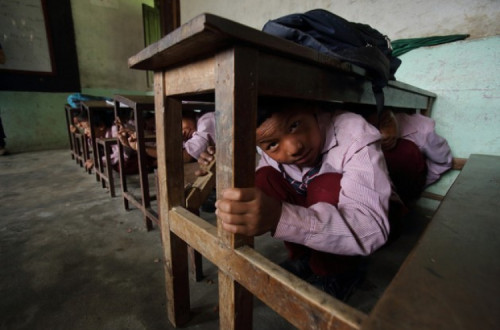 Estudantes na aldeia de Matatirtha, no Nepal, realizam uma simulação de terramoto.