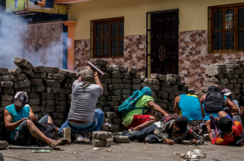 Na Nicarágua, contam-se já muitas dezenas de mortes causadas pelas forças policiais e por milícias afetas ao partido do governo – Foto de Javier Bauluz, extraída de Carta Maior