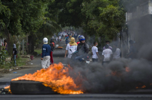 Protestos em Manágua, capital da Nicarágua, neste sábado, 21 de abril de 2018 – Foto de Jorge Torres/EPA/Lusa