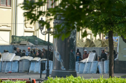 Paramilitares pró-russos disparam armas de fogo atrás da cobertura da polícia. Foto de napaki.livejournal.com