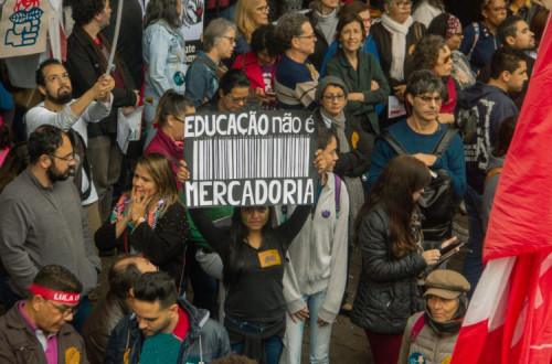 Um dos alvos das manifestações foi o projeto do governo para as universidades, que tem o nome Future-se, mas devia ser Fature-se. Foto de Patrícia Santos