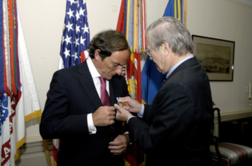 Em 2005, o criminoso de guerra Donald Rumsfeld condecorou o seu homólogo português, Paulo Portas. Foto de defense.gov