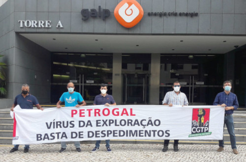 Faixa com a frase "Petrogal vírus da exploração basta de despedimentos" - Foto da CGTP
