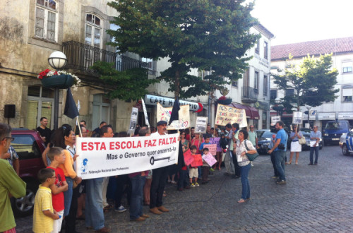 Manifestação na Guarda: escolas fazem falta. Foto de Bloco de Esquerda da Guarda