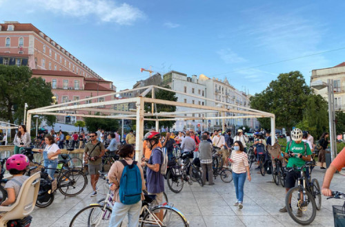 Concentração no Martim Moniz no protesto em defesa das ciclovias em Lisboa.