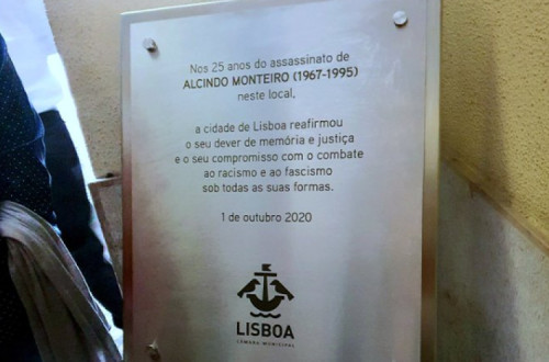Placa de homenagem a Alcindo Monteiro - Foto esquerda.net