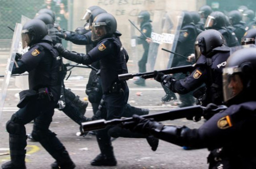 Polícia carrega em Barcelona, no dia 18 de setembro de 2019 – Foto de Enric Fontcuberta/Epa/Lusa