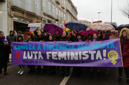"Contra a violência machista, Luta feminista", faixa na manifestação no Porto, 8 de março de 2020 - Foto de Adriano Campos