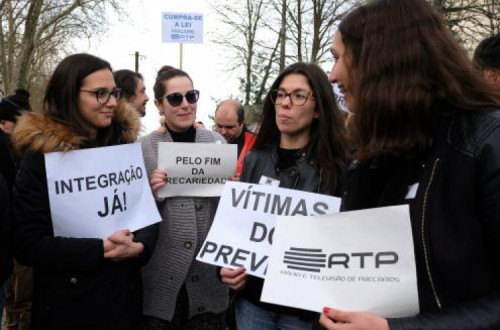 Trabalhadores precários da Rádio e Televisão de Portugal (RTP) durante uma concentração em protesto junto às instalações do Centro de Produção da RTP/ Porto, em Vila Nova de Gaia, Porto, 17 de dezembro de 2018. FERNANDO VELUDO / LUSA (arquivo).