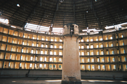 Presídio modelo, dentro de um dos edifícios, 2005 - Foto de wikipedia