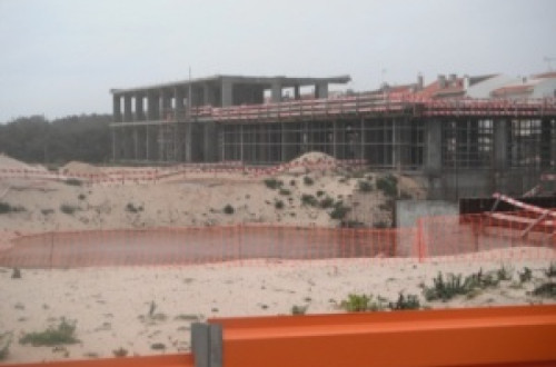 Construção inacabada de um hotel na Praia da Tocha, Cantanhede.