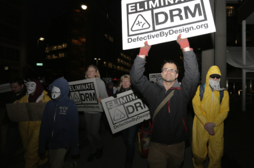 Protesto em março passado, em frente a um encontro da W3C - Foto da ANSOL