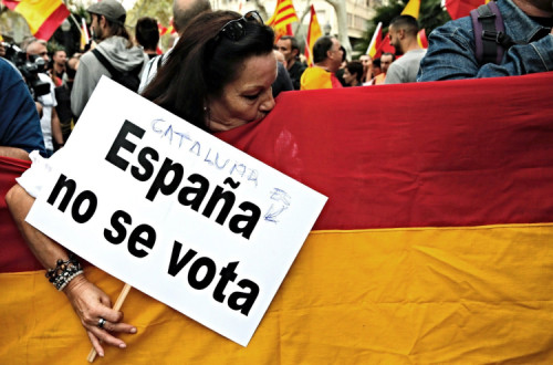 Protesto anti-referendo em Barcelona. Foto de Juan Carlos Cardenas EPA/Lusa. 