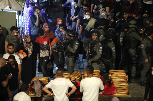 Imagem de protestos contra expulsões de palestinianos do bairro de Sheikh Jarrah, em Jerusalém.