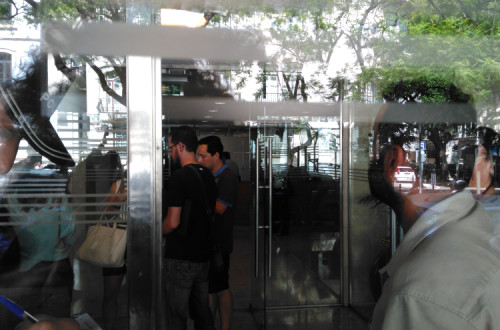 Grupo de Protesto dos Professores Contratados e Desempregados recebidos no Ministério da Educação. Foto de Cristina Gentil Ferreira.