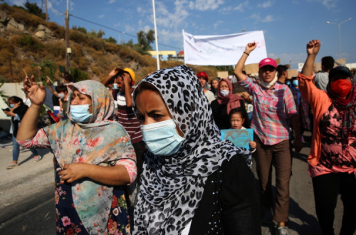 Protesto de pessoas refugiadas do campo de Moria na ilha de Lesbos, 12 de setembro de 2020 – Foto de OrestisPanagiotou/Lusa/Epa
