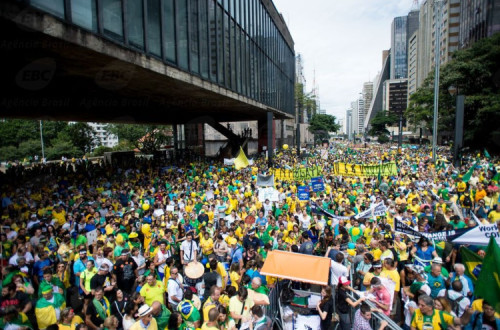 Manifestação na avenida Paulista. By Unknow (Agência Brasil) [CC BY 3.0 br (http://creativecommons.org/licenses/by/3.0/br/deed.en)], via Wikimedia Commons