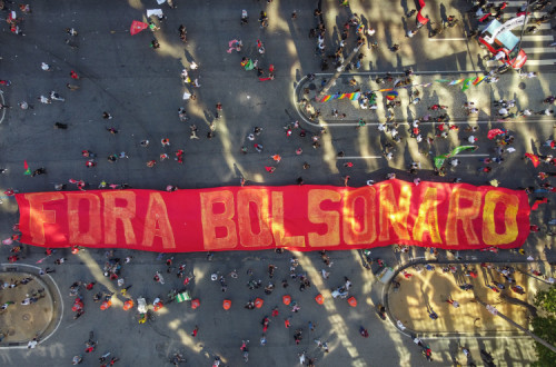 “Não foi negacionismo, foi corrupção”, podia ler-se num dos milhares de cartazes com mensagens durante os protestos.
