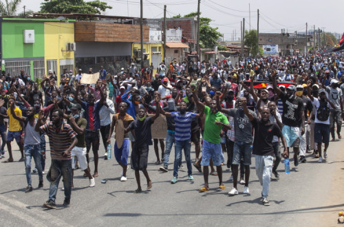 Na marcha do dia da Independência em Angola, na passada quarta-feira, a polícia nega qualquer excesso de força mas foi registada a morte de um estudante, bem como a prisão de dezenas de manifestantes. 