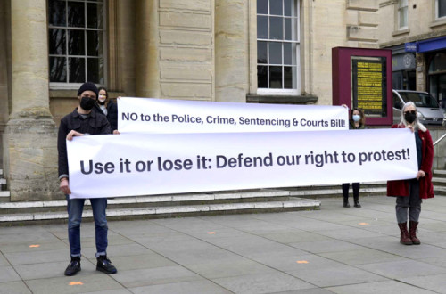 Protesto contra a lei de policiamento do governo conservador britânico.