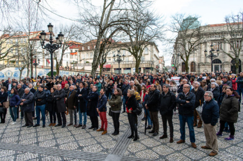 Centenas de pessoas concentraram-se no Rossio de Viseu e exigiram urgência nas obras das urgências do hospital e a instalação da radioterapia e do centro oncológico