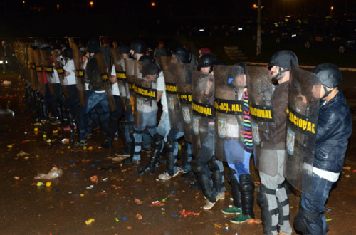 Jornalistas vestem-se de polícias em curso realizado pelo MJ (Foto: Ministério da Justiça)