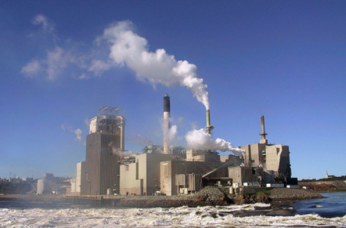 Fábrica de celulose e papel em New Brunswick, Canadá – Foto de Alexvye/Wikipedia