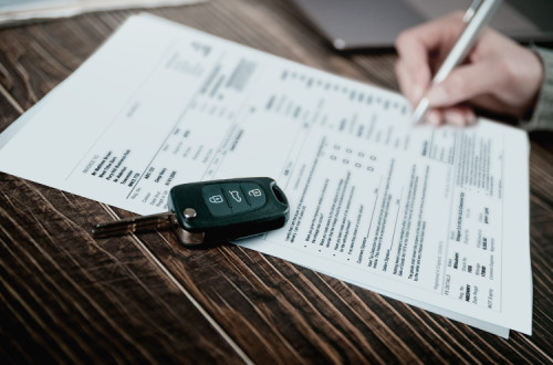 Assinatura de um contrato de seguro automóvel. Foto de Pxfuel.