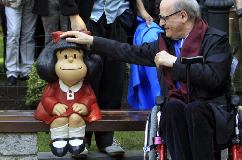 Quino junto a uma estátua de Mafalda em Oviedo, Espanha.