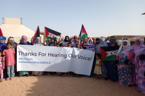 Refugiadas e refugiados comemoram a vitória - Foto de wsrw.org