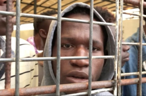 Migrantes no campo de detenção de Treeq Alsika, depois de serem resgatados de armazéns controlados por redes de tráfico humano. Fonte: CNN.com 