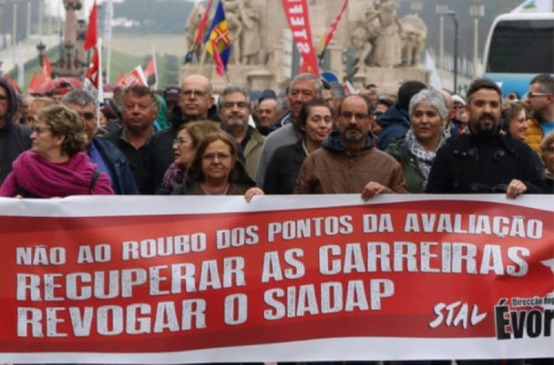 Manifestação com faixa pela revogação do SIADAP