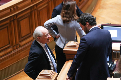 Rui Rio e André Ventura no Parlamento. 